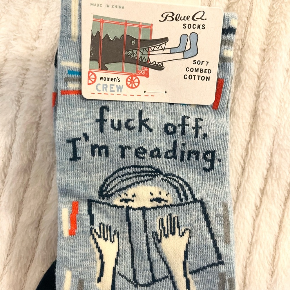 Blue Q 'I'm Reading' Casual Crew Socks - Light Blue and Multicolor Size 5-10 - Picture 4 of 4
